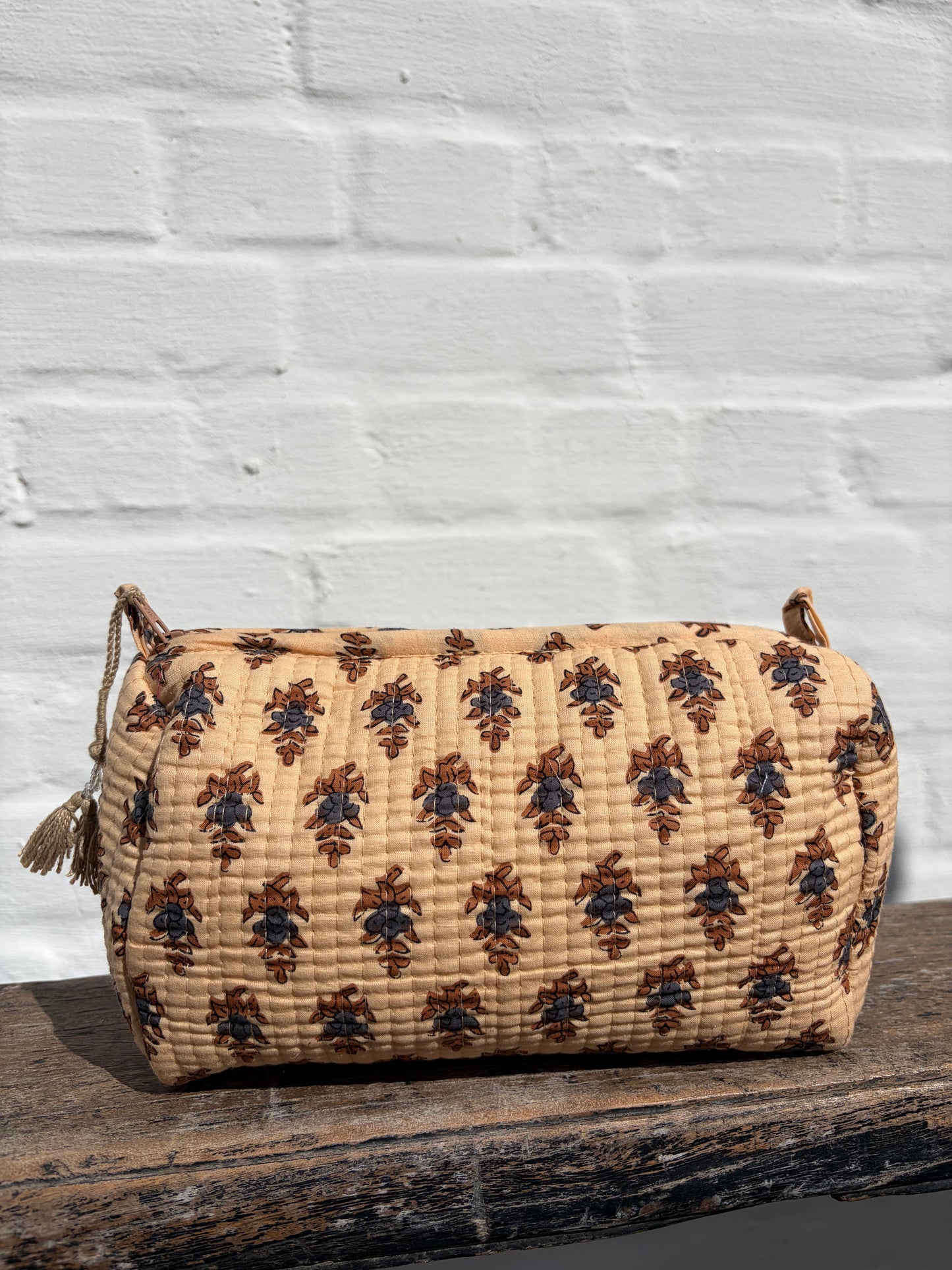 Beige toiletry bag M