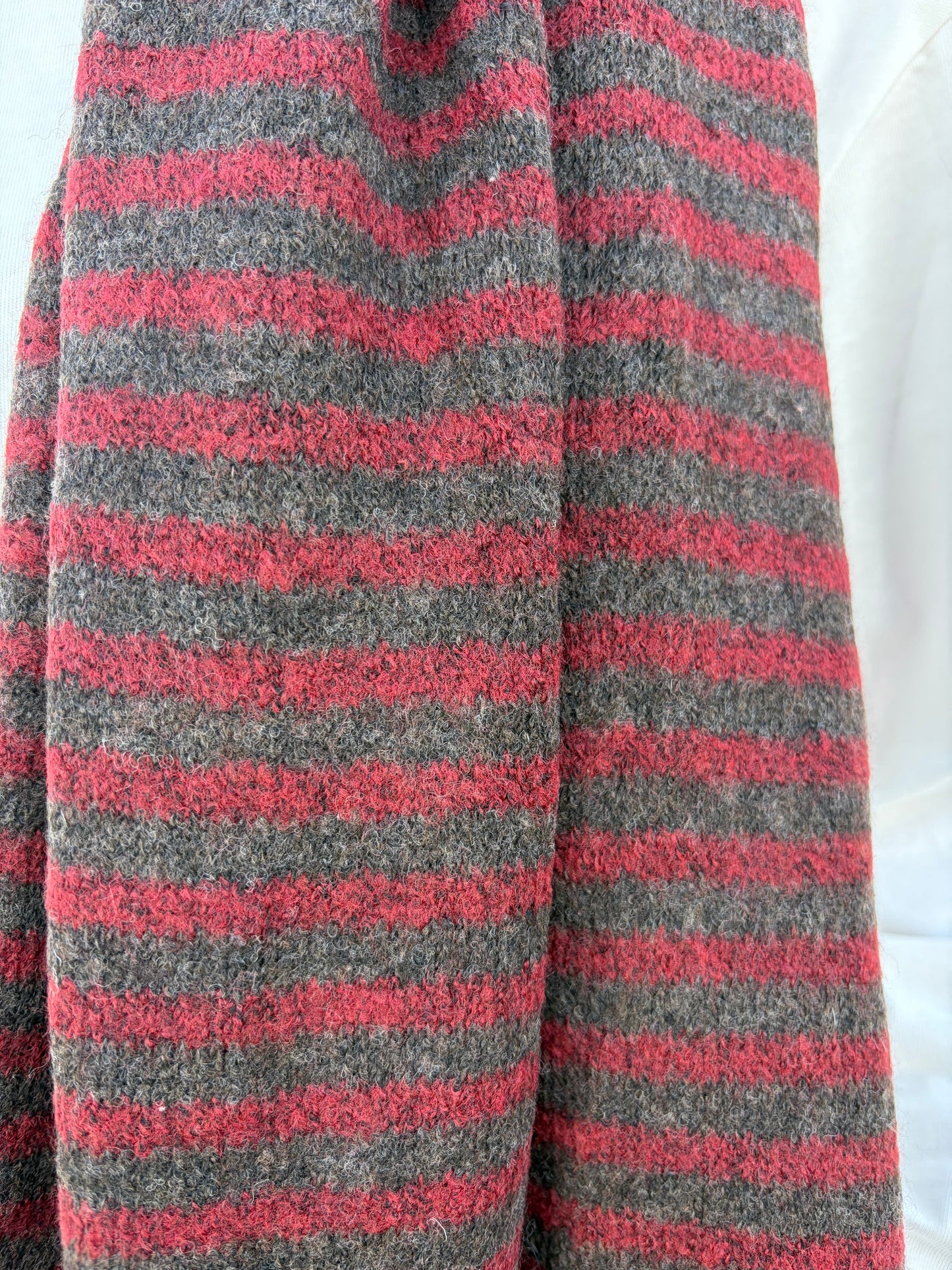Striped scarf red/grey