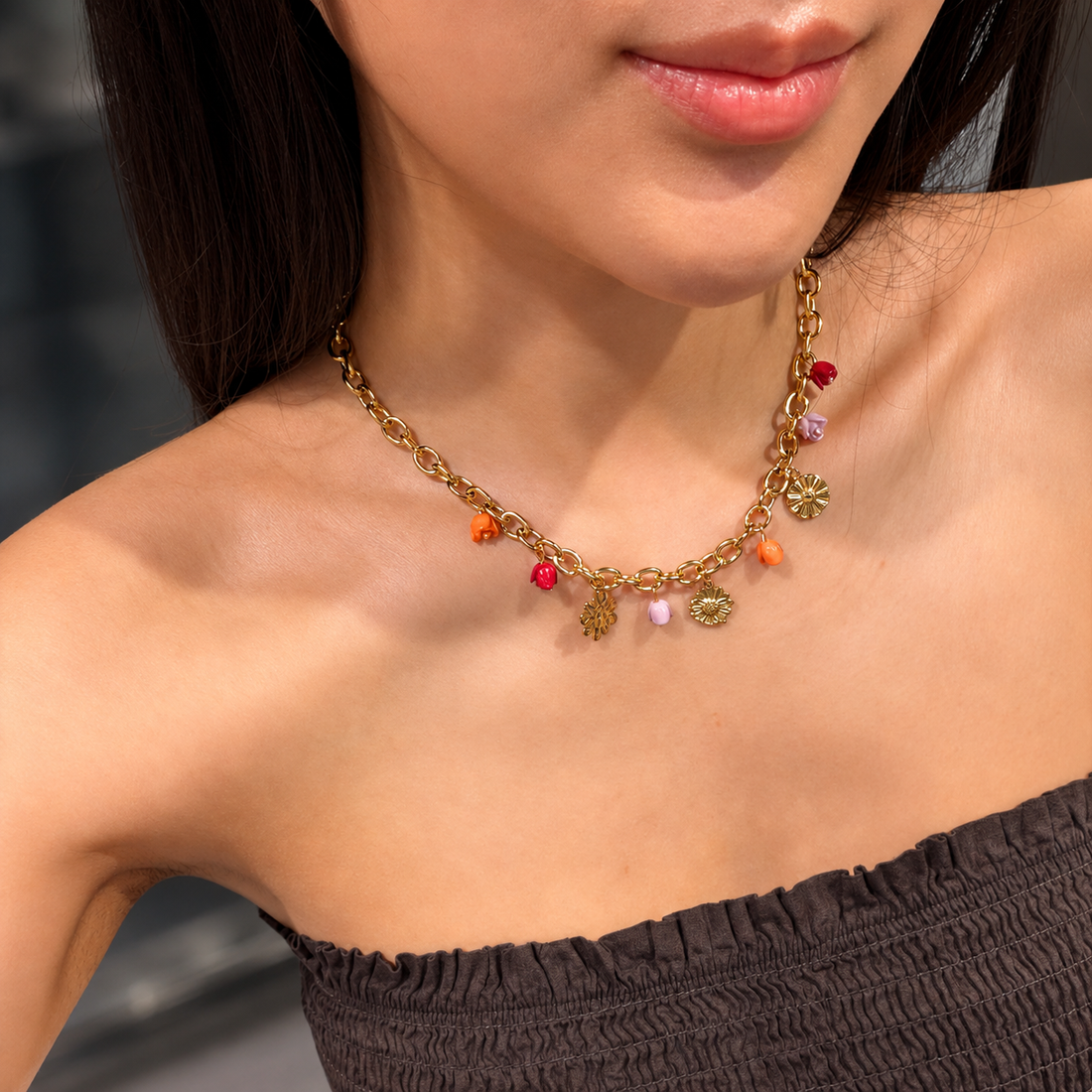 Pinky flower charm necklace gold