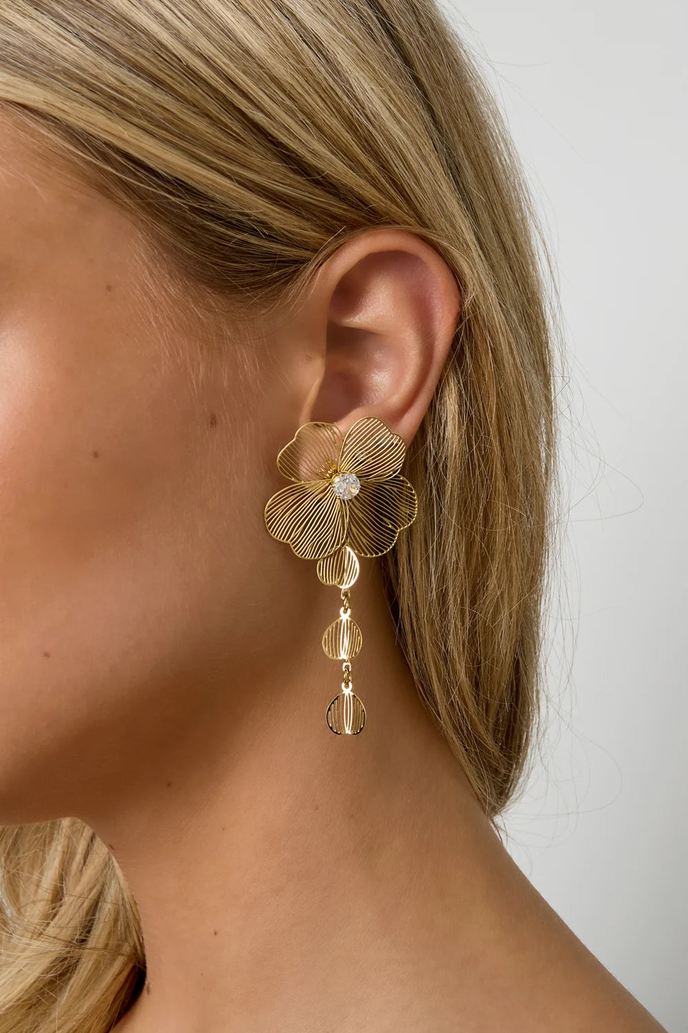 Earring dangle gold flower