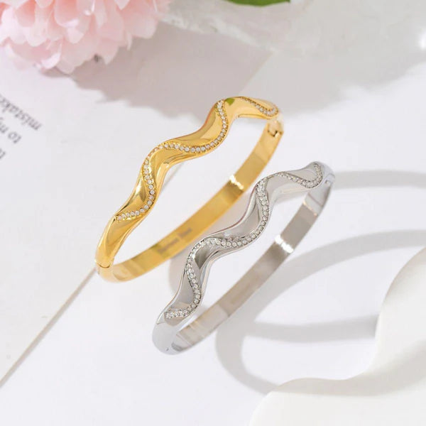 Wavy strass bangle silver