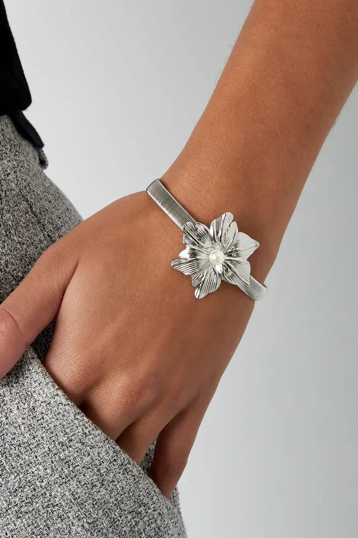 Blooming flower bangle gold
