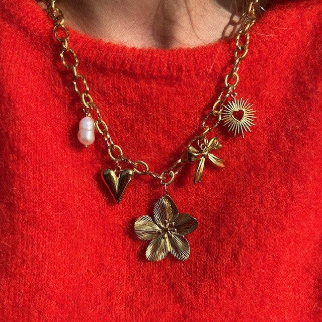 Flower charm necklace gold