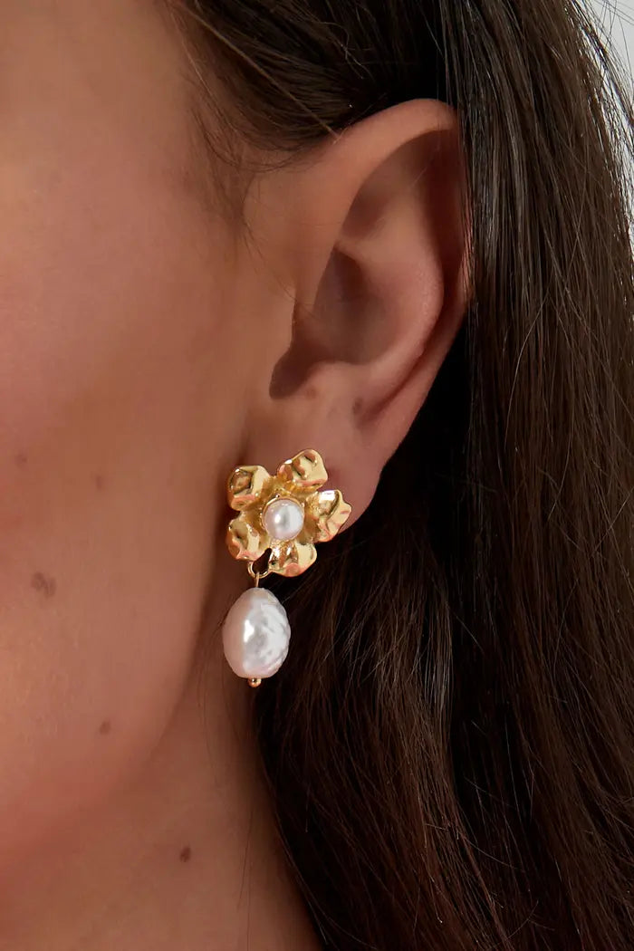 Flower pearl earrings gold