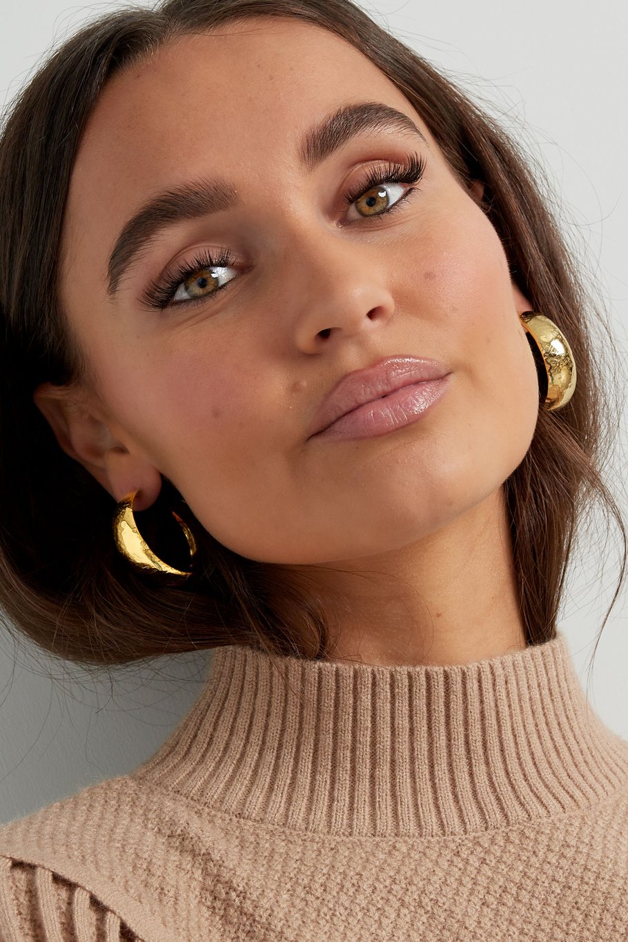 Hammered earring M gold
