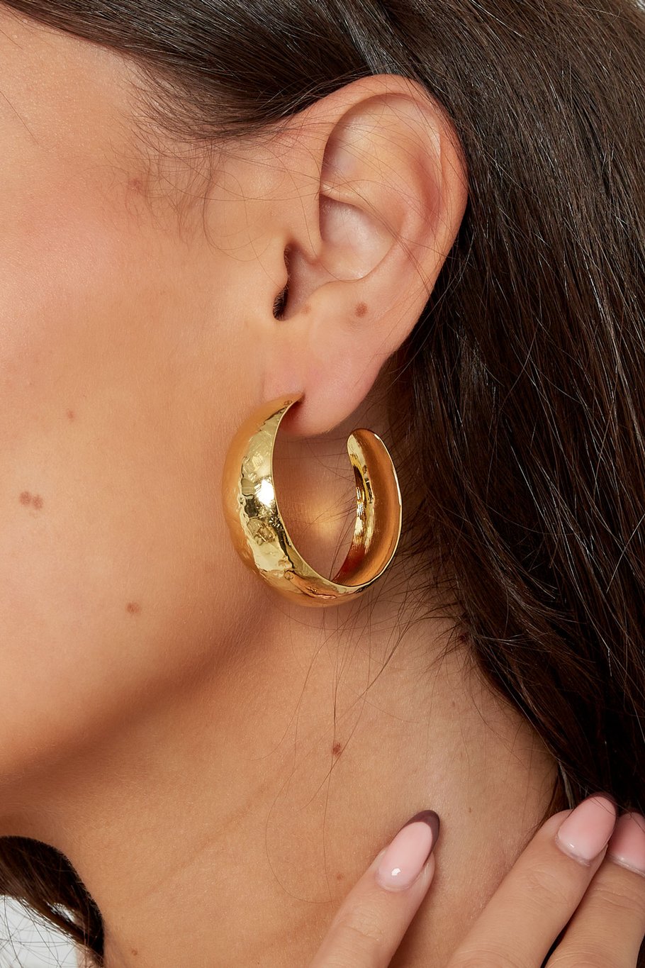 Hammered earring M gold