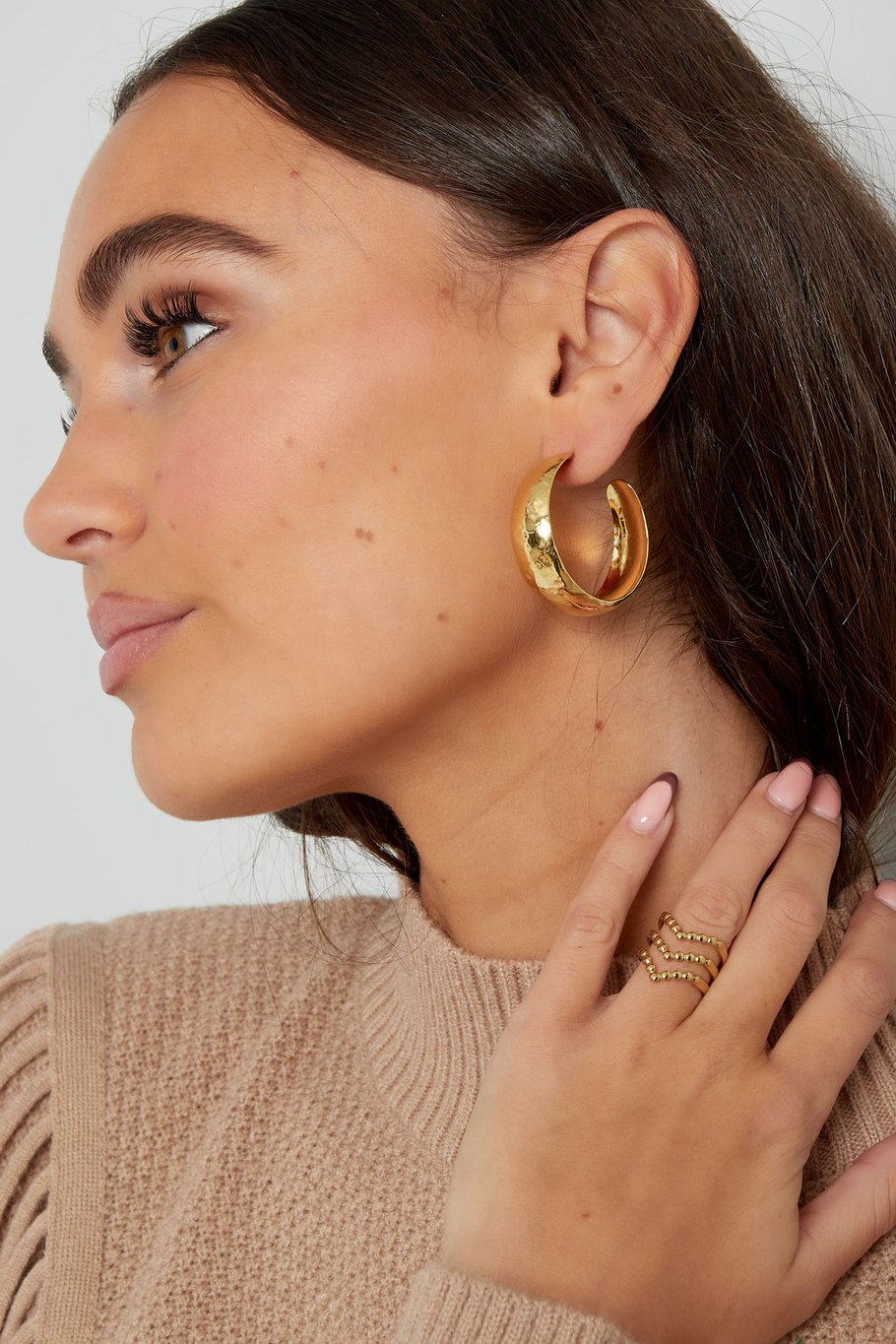 Hammered earring M gold