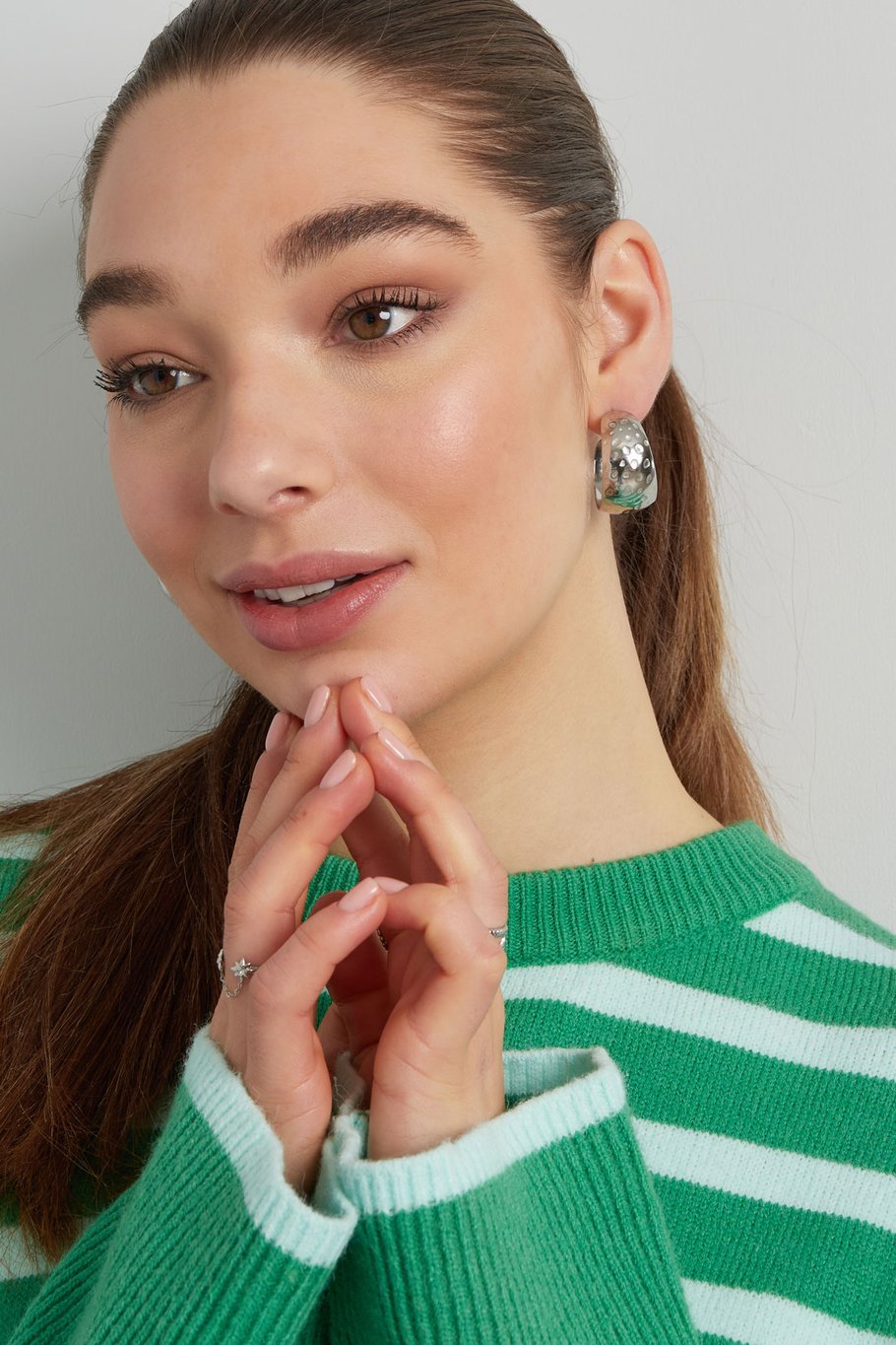 Hammered earring S gold