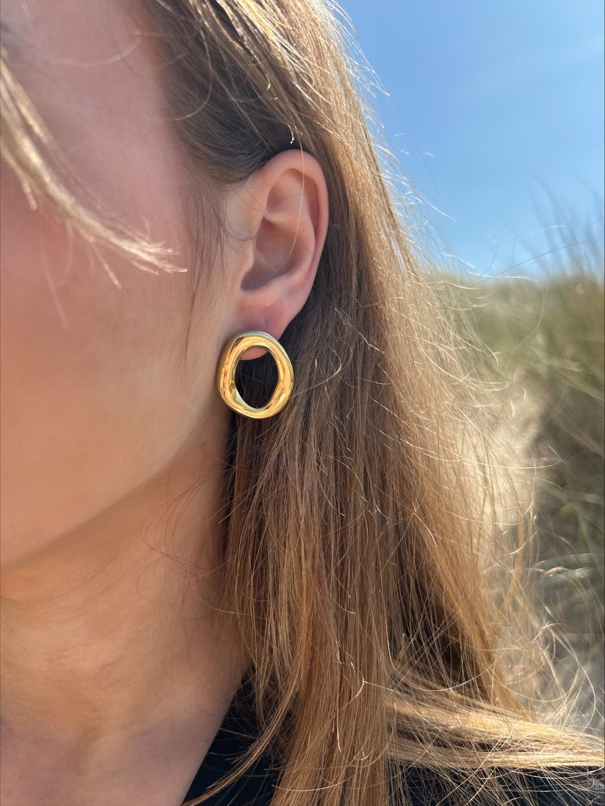 Open circle earrings gold