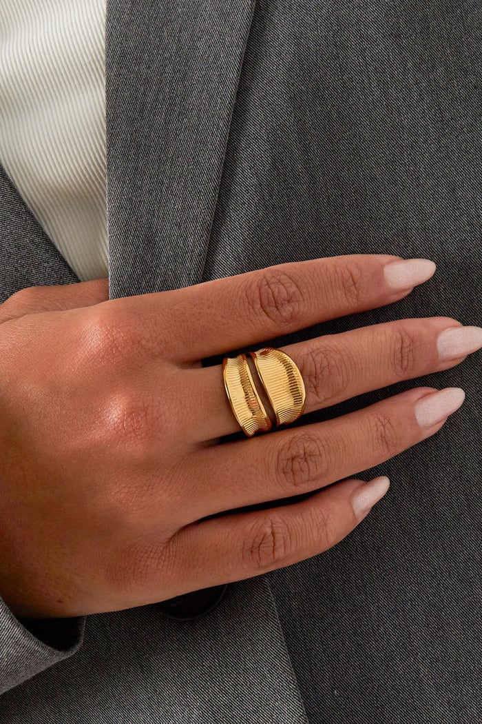 Twist of sparkle ring gold