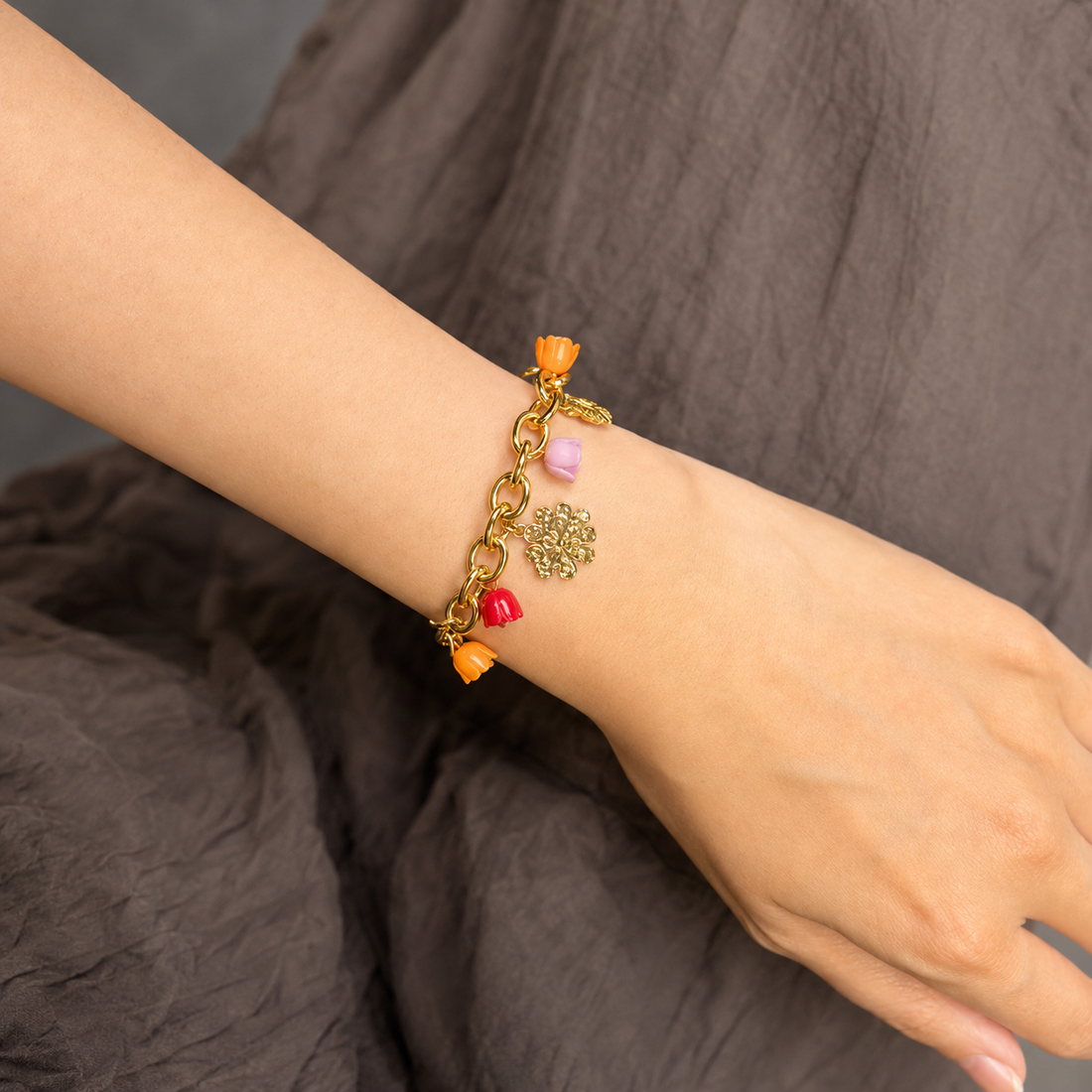 Pinky flower bracelet gold