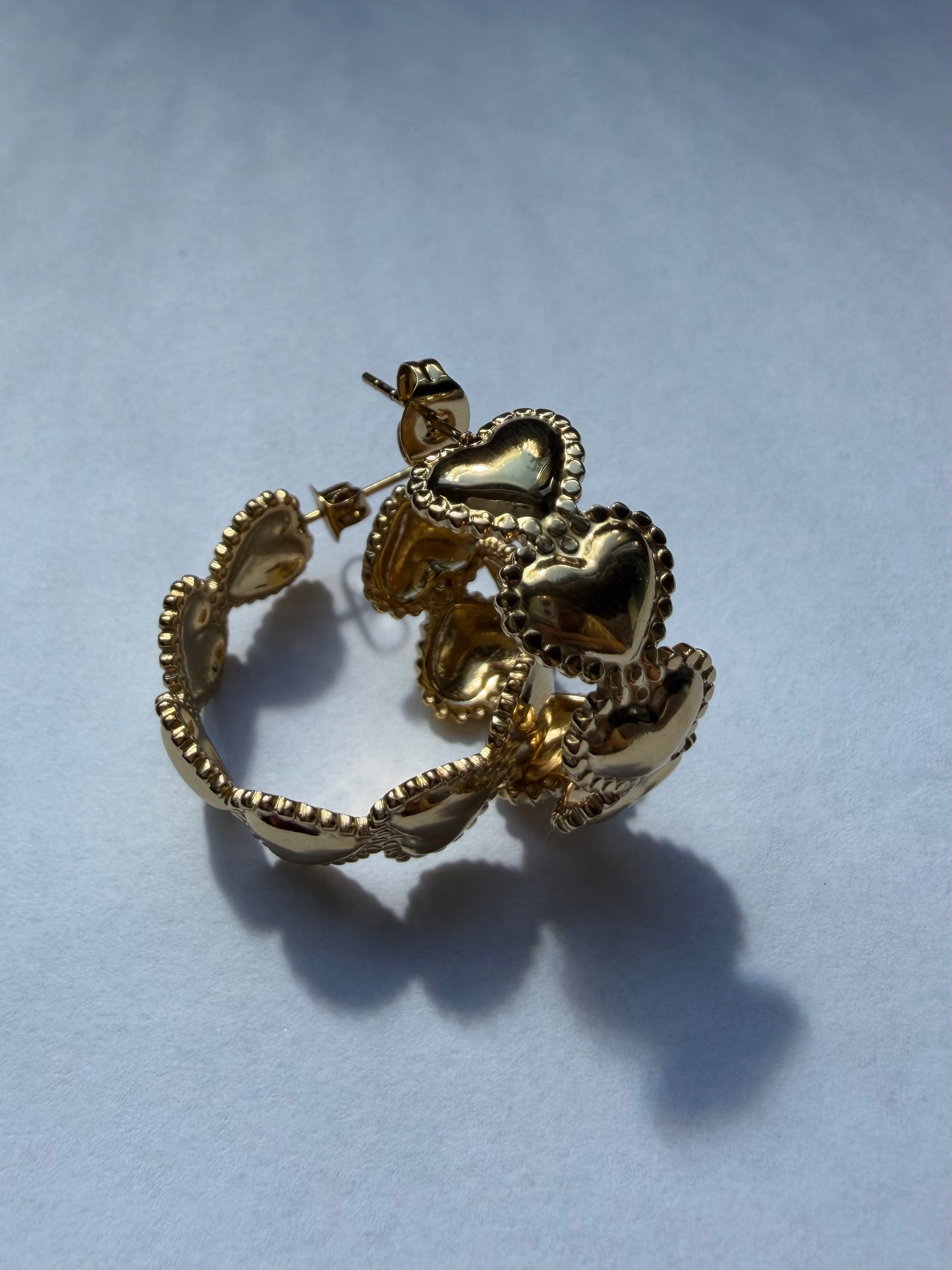Row of hearts earrings gold