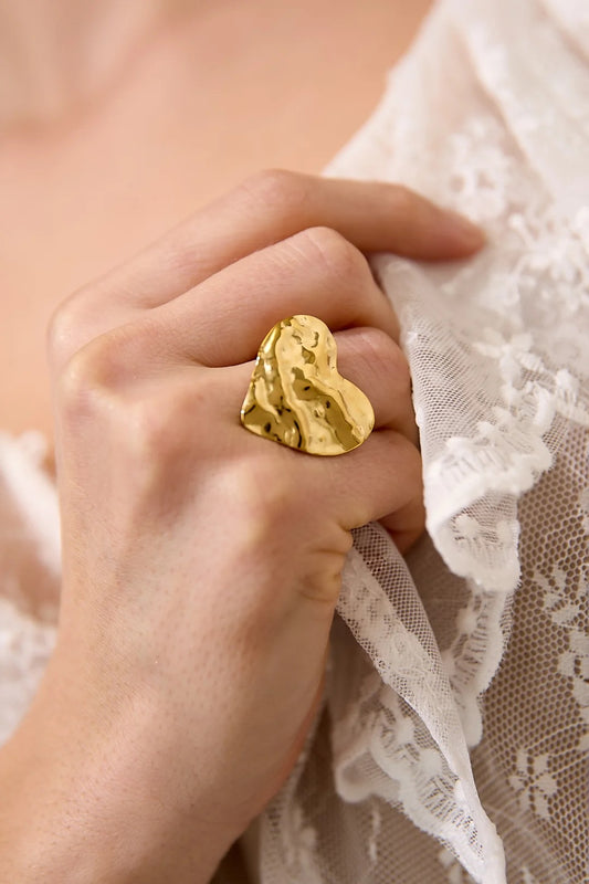 Statement heart ring gold