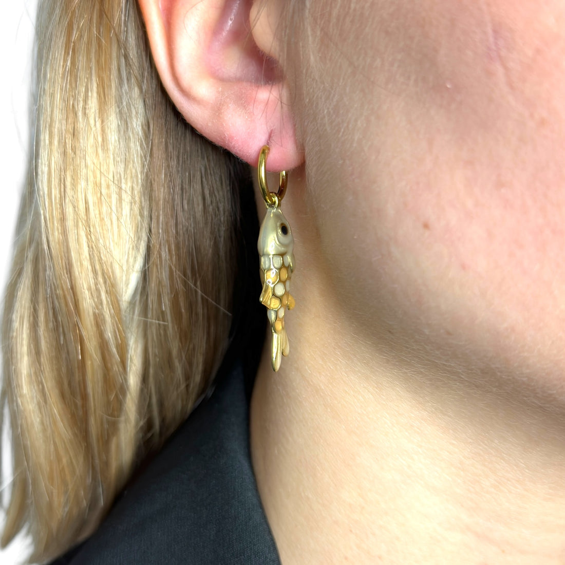 Fishy earrings creme gold