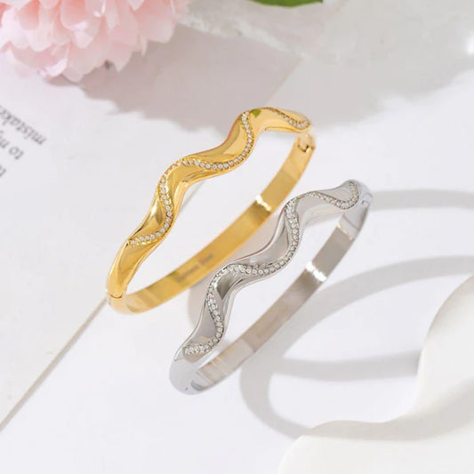 Wavy strass bangle silver