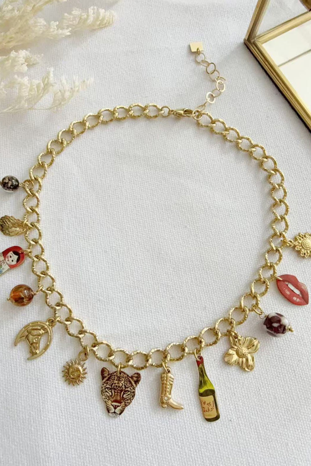 Leopard charm necklace gold